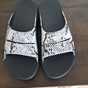 OOFOS Snakeskin Limited Slide Grey tone  women sz9 Excellent like new